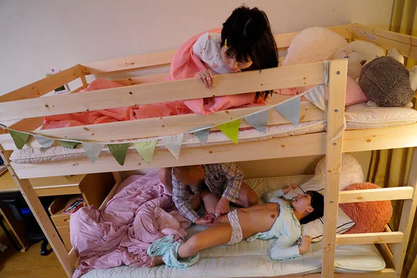 chịch nhau nhật bản ông chú đồi bại đến nhà chơi nữa đêm mò vào phòng 2 cô cháu gái